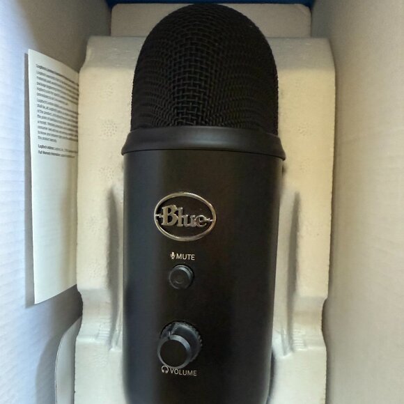 BLUE YETI PREMIUM USB CONDENSER MICROPHONE | Pro Streaming/Gaming - Picture 9 of 10